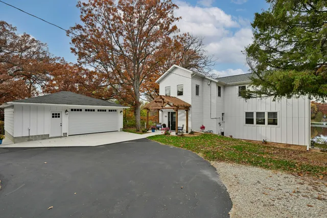 $1,175,000 | 29032 Kramer Drive, Waterford, WI 53185