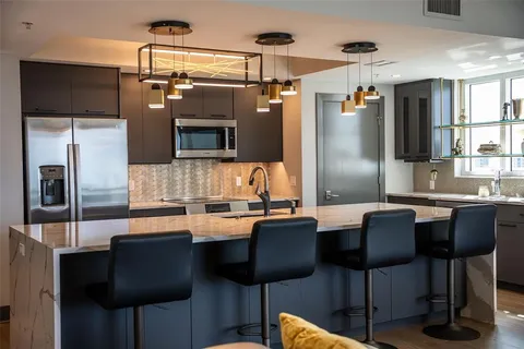 $1,300,000 | 800 North Tamiami Trail, Unit 1217, Sarasota, FL 34236