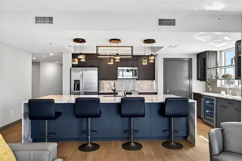 $1,300,000 | 800 North Tamiami Trail, Unit 1217, Sarasota, FL 34236