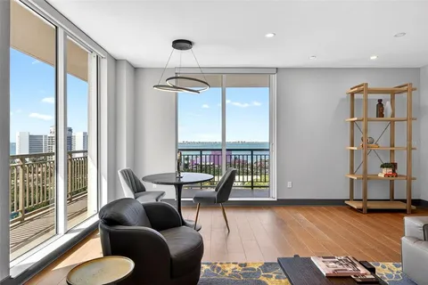 $1,300,000 | 800 North Tamiami Trail, Unit 1217, Sarasota, FL 34236