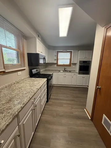 $429,000 | 674 East Algonquin Road, Des Plaines, IL 60016