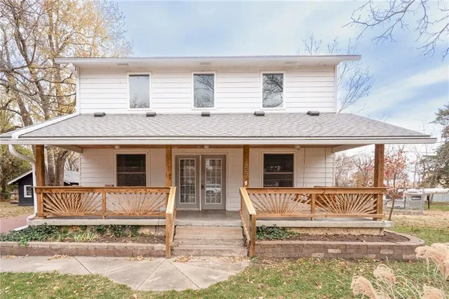 $299,900 | 427 Pine Street, Wellsville, KS 66092