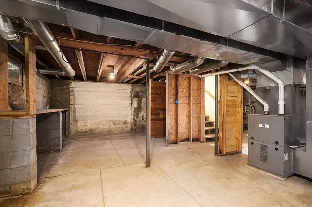 $299,900 | 427 Pine Street, Wellsville, KS 66092