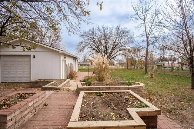 $299,900 | 427 Pine Street, Wellsville, KS 66092