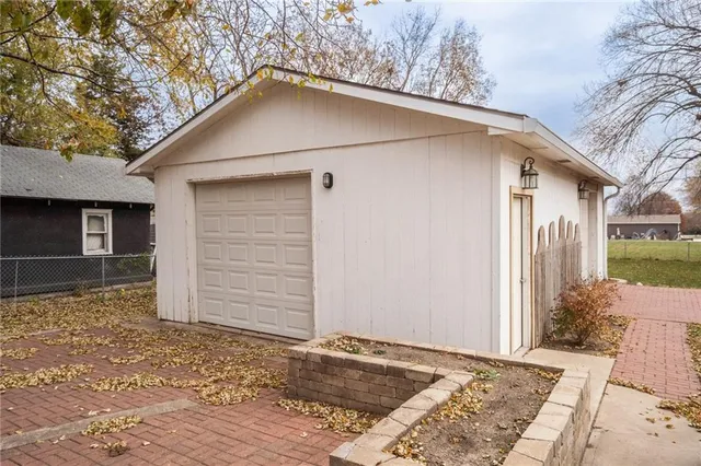 $299,900 | 427 Pine Street, Wellsville, KS 66092