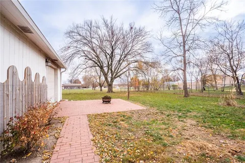 $299,900 | 427 Pine Street, Wellsville, KS 66092