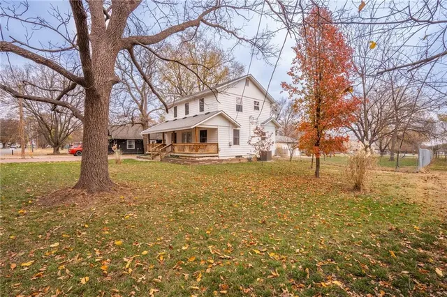 $299,900 | 427 Pine Street, Wellsville, KS 66092