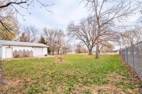 $299,900 | 427 Pine Street, Wellsville, KS 66092