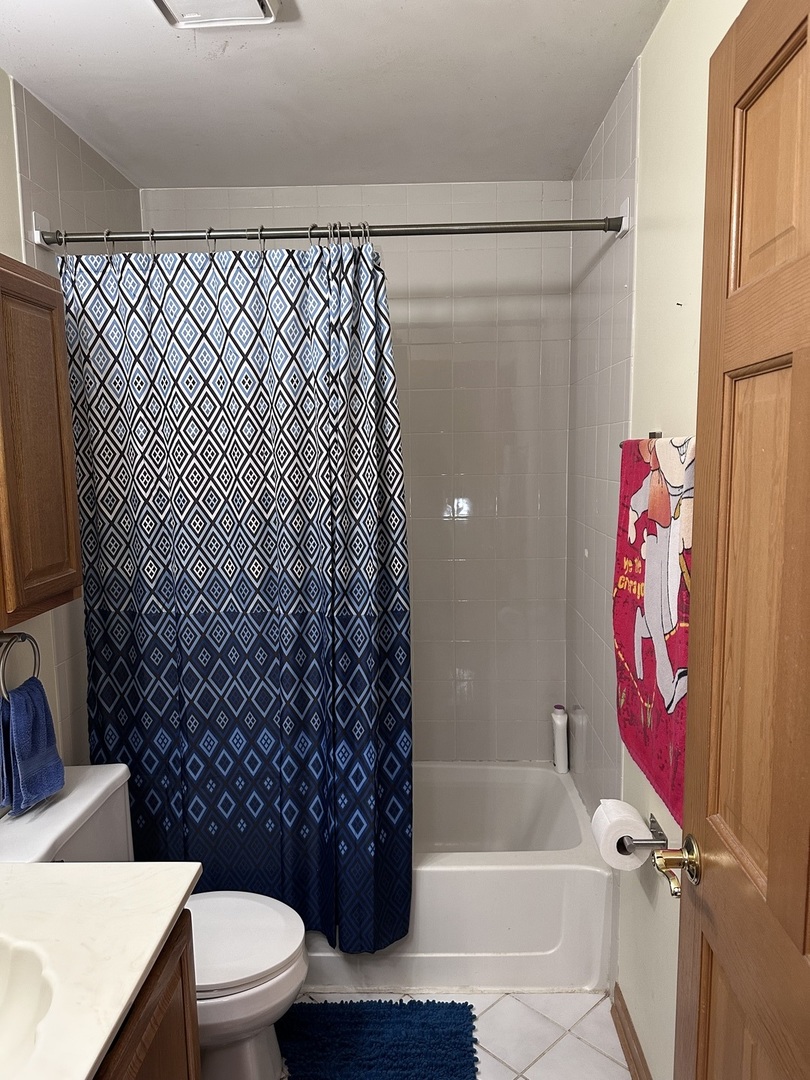 2153 Seaver Lane Hoffman Estates, IL 60169 - Photo 27 of 36 a bathroom with a toilet and shower