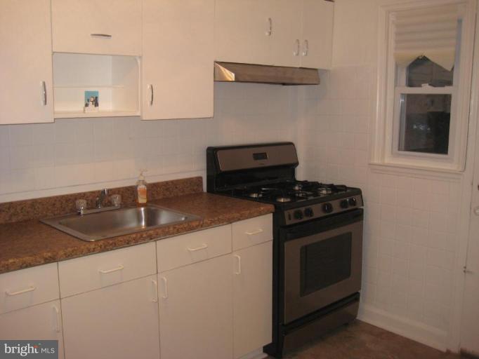1021 St Dunstans Road Baltimore, MD 21212 - Photo 2 of 11 Kitchen