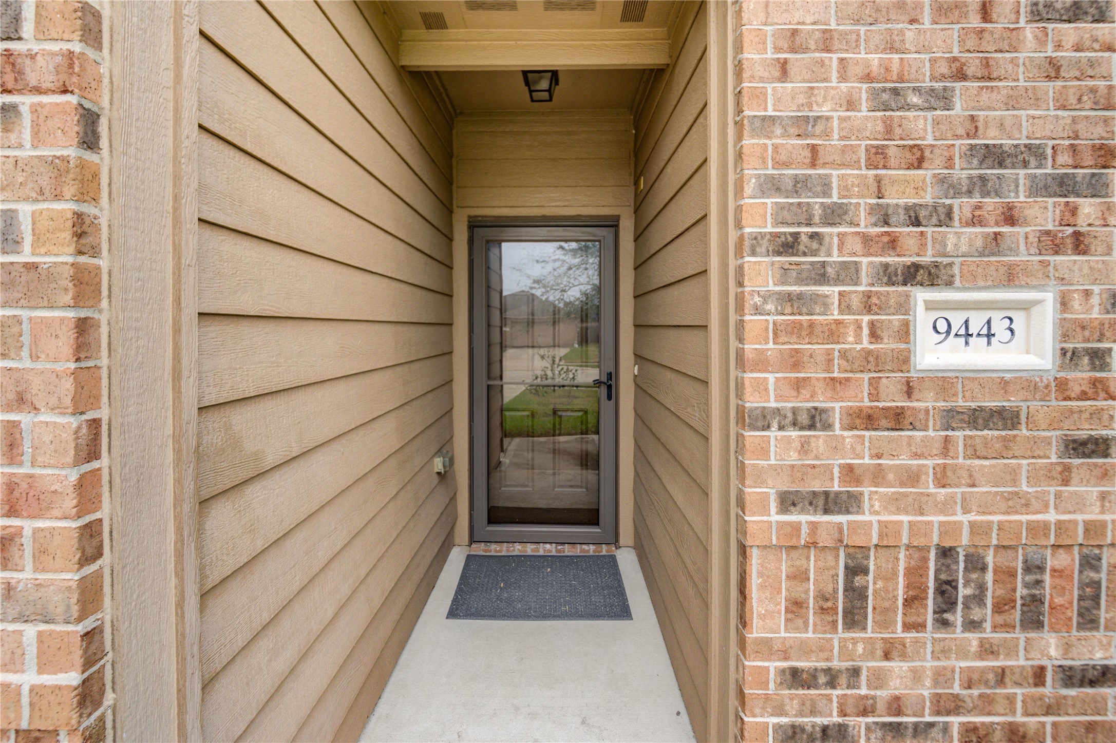 9443 Sky Blue Drive Rosharon, TX 77583 - Photo 4 of 23 Welcoming front entryway with a glass storm door.