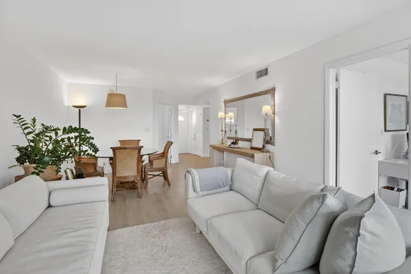 $2,000 | 9820 South Hollybrook Lake Drive, Unit 306, Pembroke Pines, FL 33025