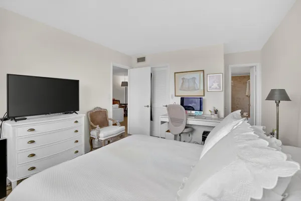 $2,000 | 9820 South Hollybrook Lake Drive, Unit 306, Pembroke Pines, FL 33025