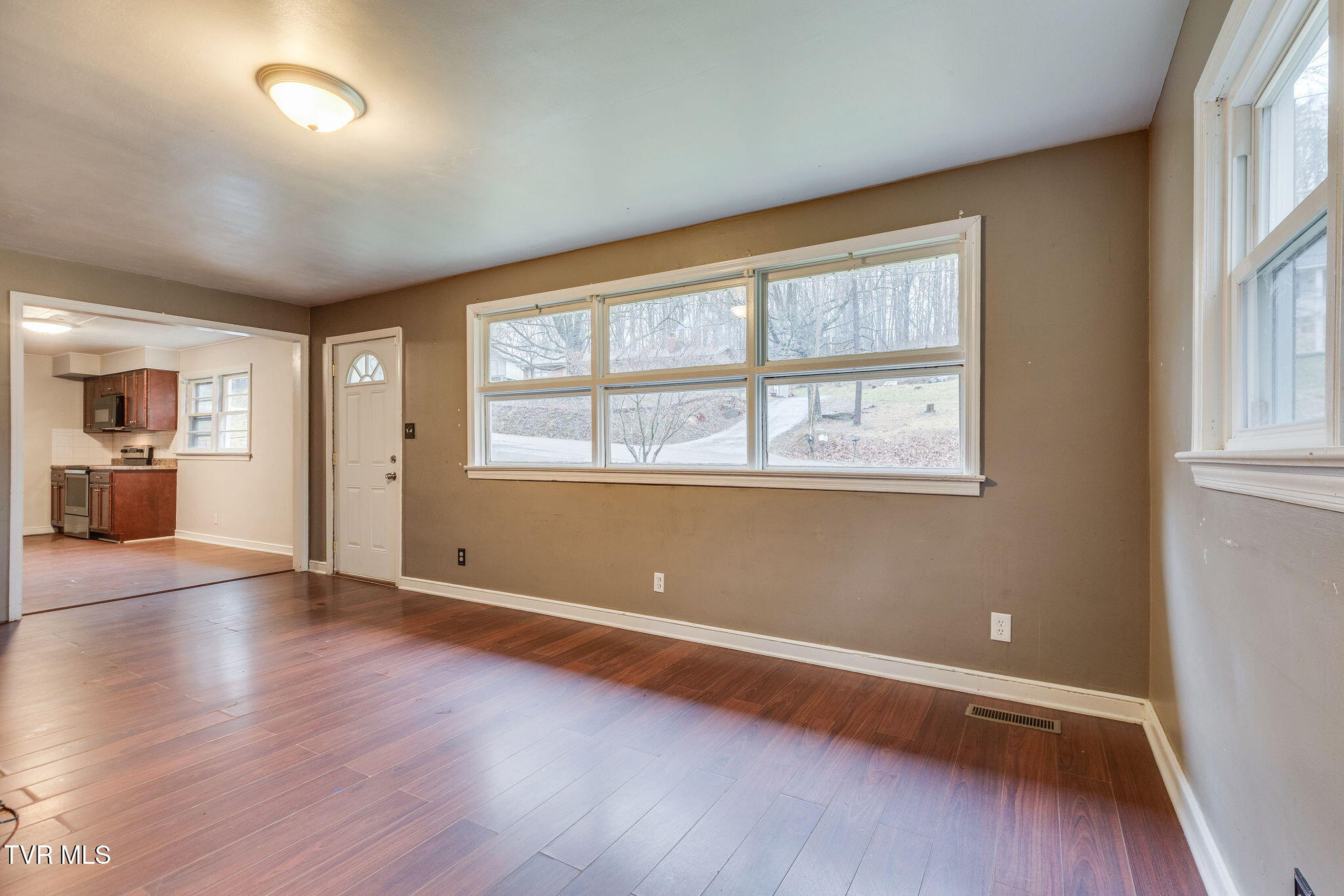 541 Gravely Road Kingsport, TN 37660 - Photo 6 of 26 010