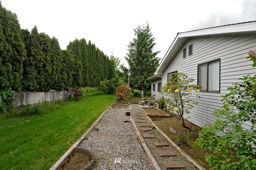 23721 Lake Drive East Bothell, WA 98021 - Photo 24 of 25 Gallery Image 24