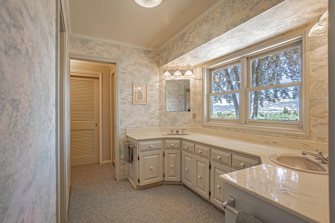 2692 Pioneer Road Medford, OR 97501 - Photo 44 of 66 Guest Bathroom