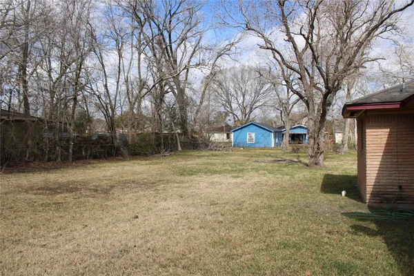 a view of back yard of the house
