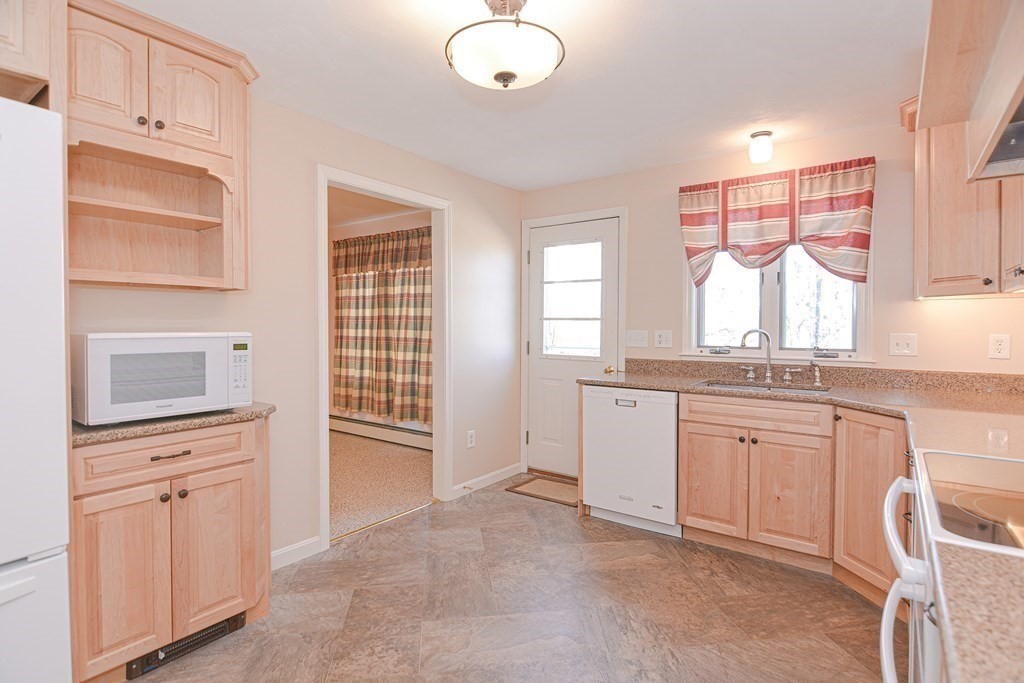 19 Flint Pond Road Worcester, MA 01604 - Photo 8 of 40 Gallery Image 8