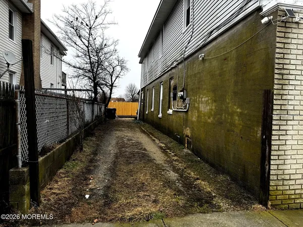 a view of a pathway of a house
