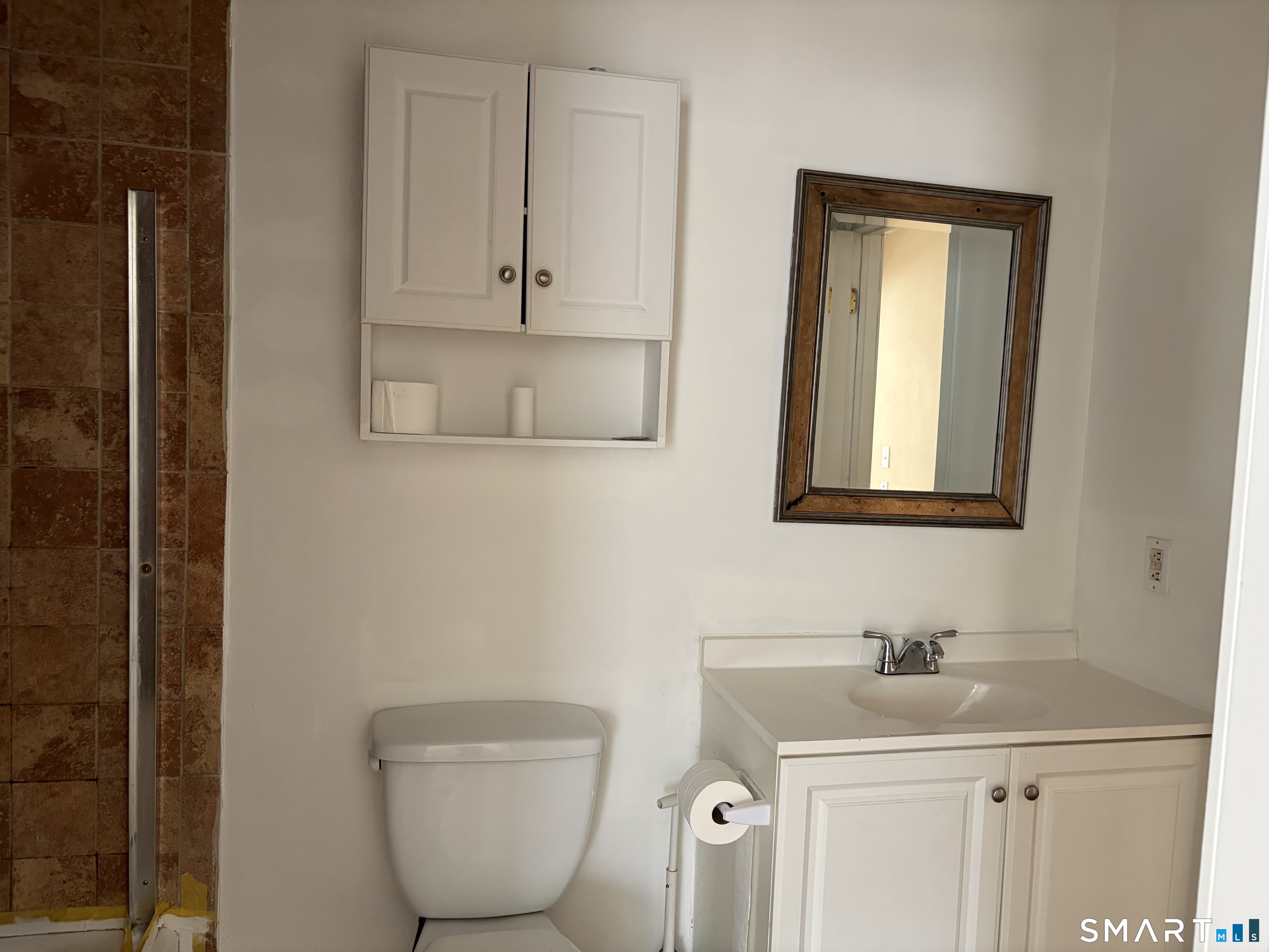 166 Old Brookfield Road, Unit 20B1 Danbury, CT 06811 - Photo 21 of 30 a bathroom with a toilet sink and mirror