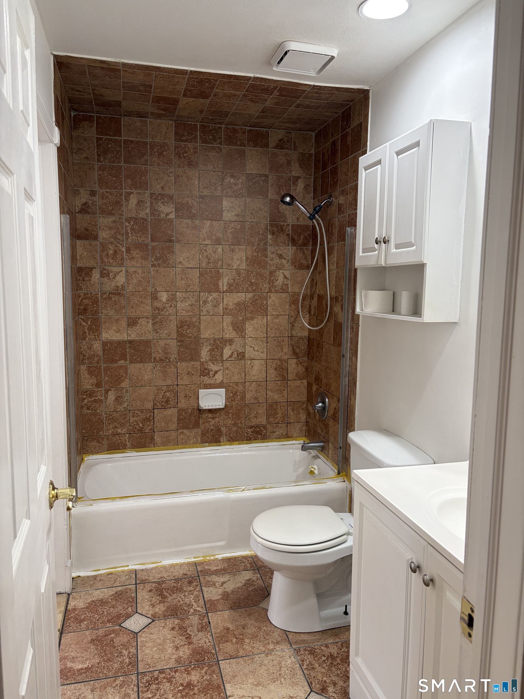 166 Old Brookfield Road, Unit 20B1 Danbury, CT 06811 - Photo 25 of 30 a bathroom with a toilet and a shower