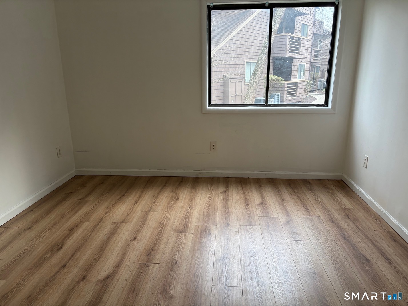 166 Old Brookfield Road, Unit 20B1 Danbury, CT 06811 - Photo 8 of 30 an empty room with a window