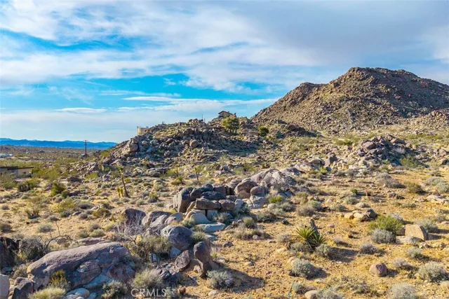 a view of a sky view