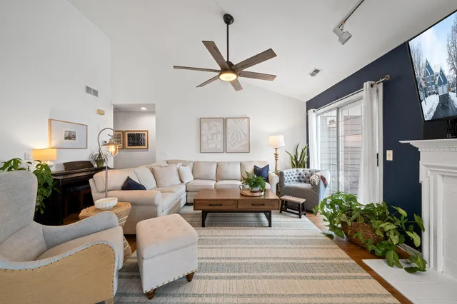 $349,000 | 1085 Lakeland Drive, Unit 923, Geneva, WI 53147