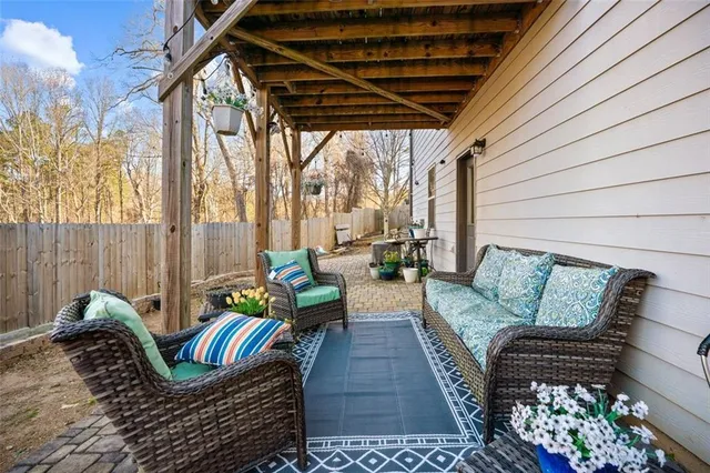 a view of a house with backyard