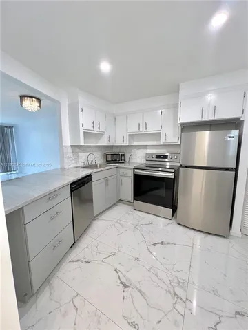 $160,000 | 1710 Northeast 191st Street, Unit 3073, Miami, FL 33179