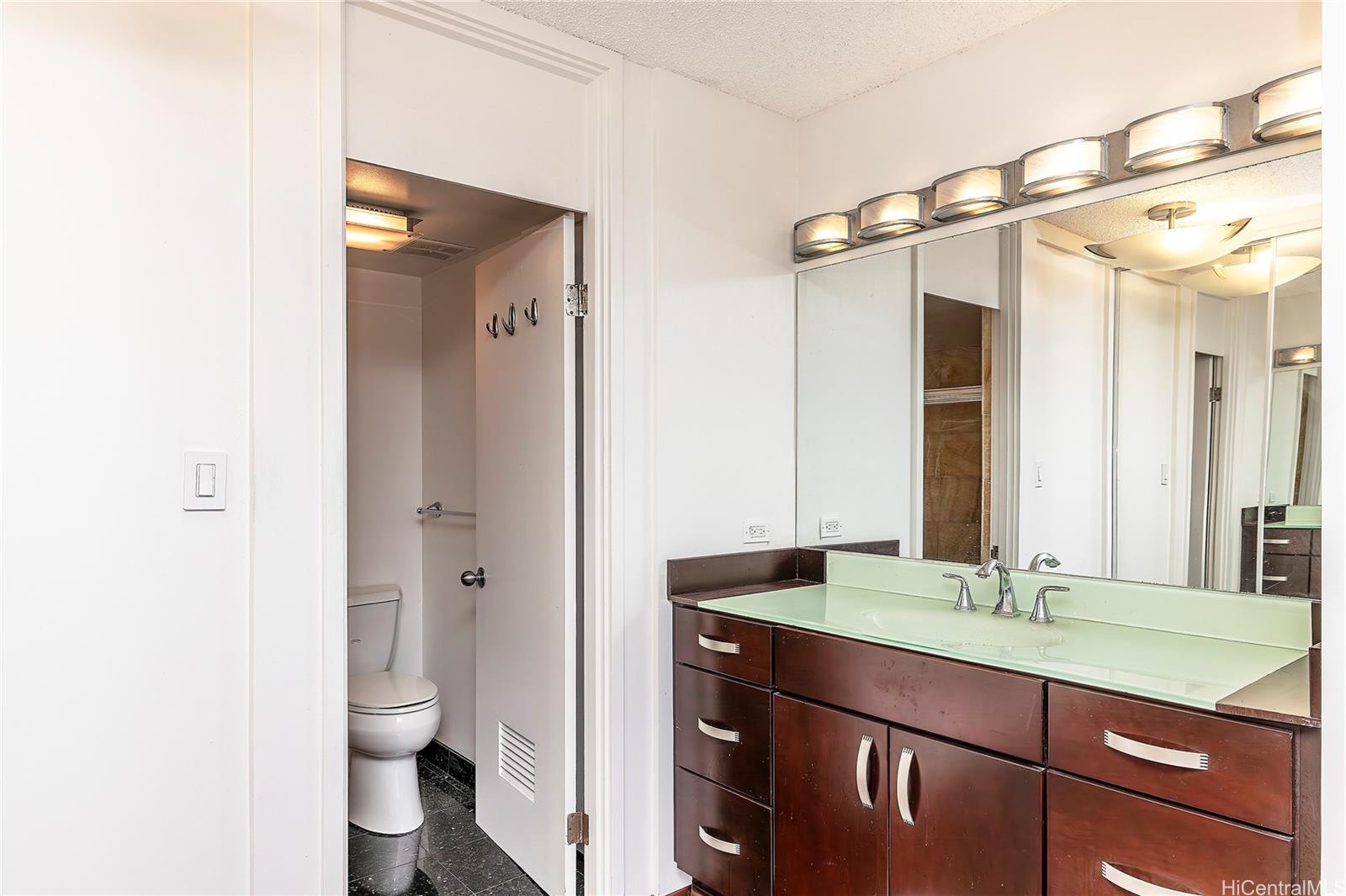 469 Ena Road, Unit 2205 Honolulu, HI 96815 - Photo 8 of 21 a bathroom with a sink and a mirror