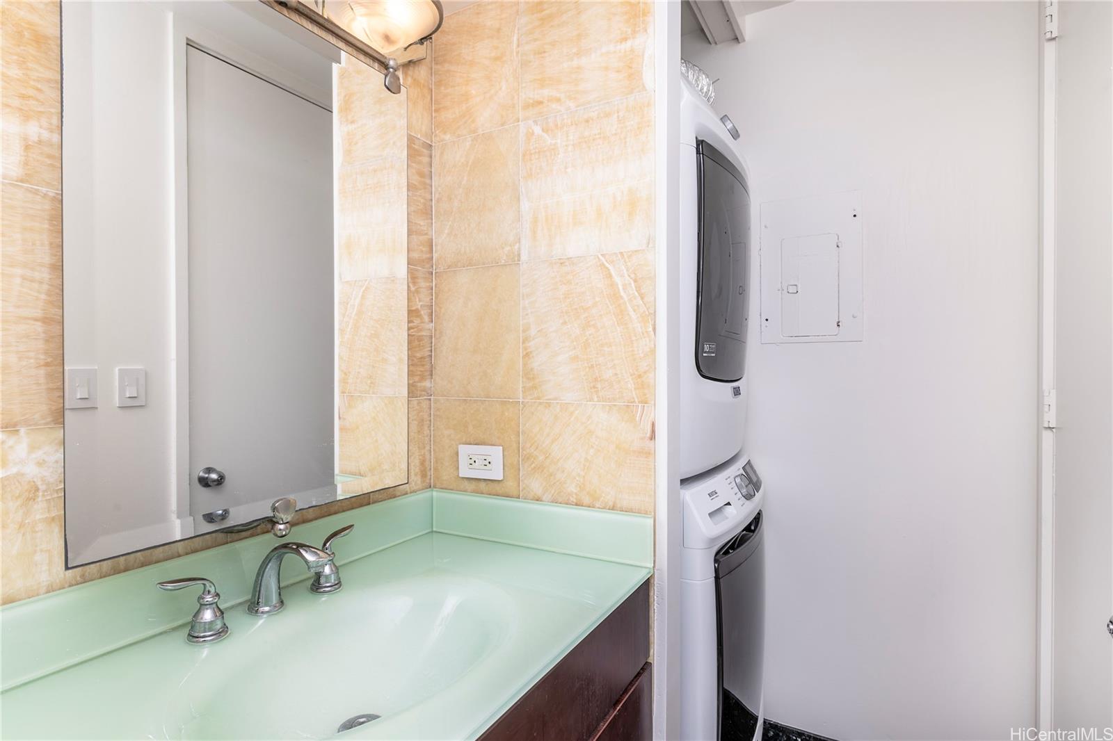 469 Ena Road, Unit 2205 Honolulu, HI 96815 - Photo 9 of 21 a bathroom with a sink and a mirror