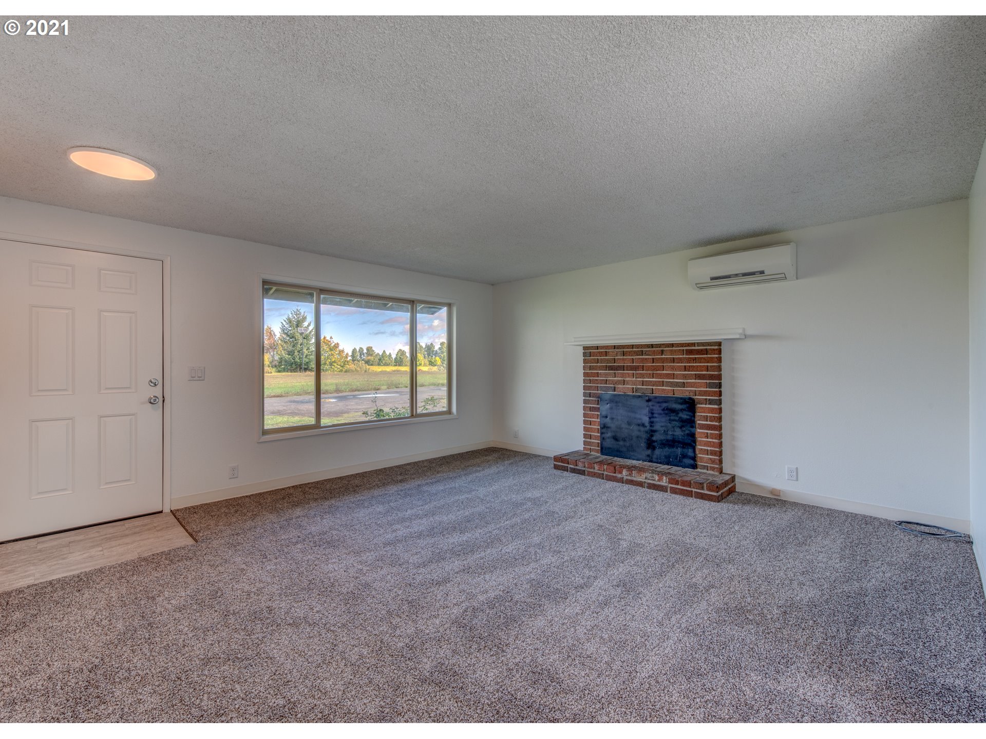 4850 Jessen Drive Eugene, OR 97402 - Photo 5 of 22 an empty room with windows