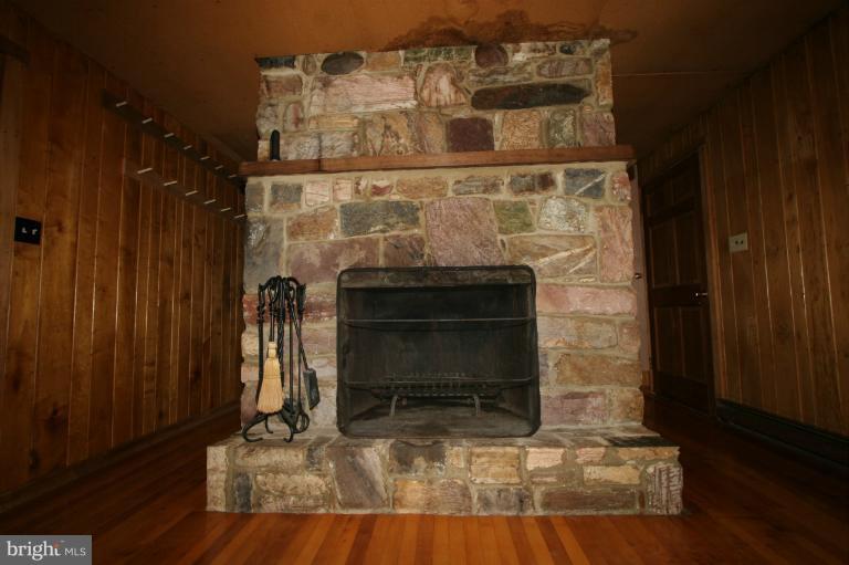 13413 Ritchie Road Cascade, MD 21719 - Photo 9 of 25 Living Room