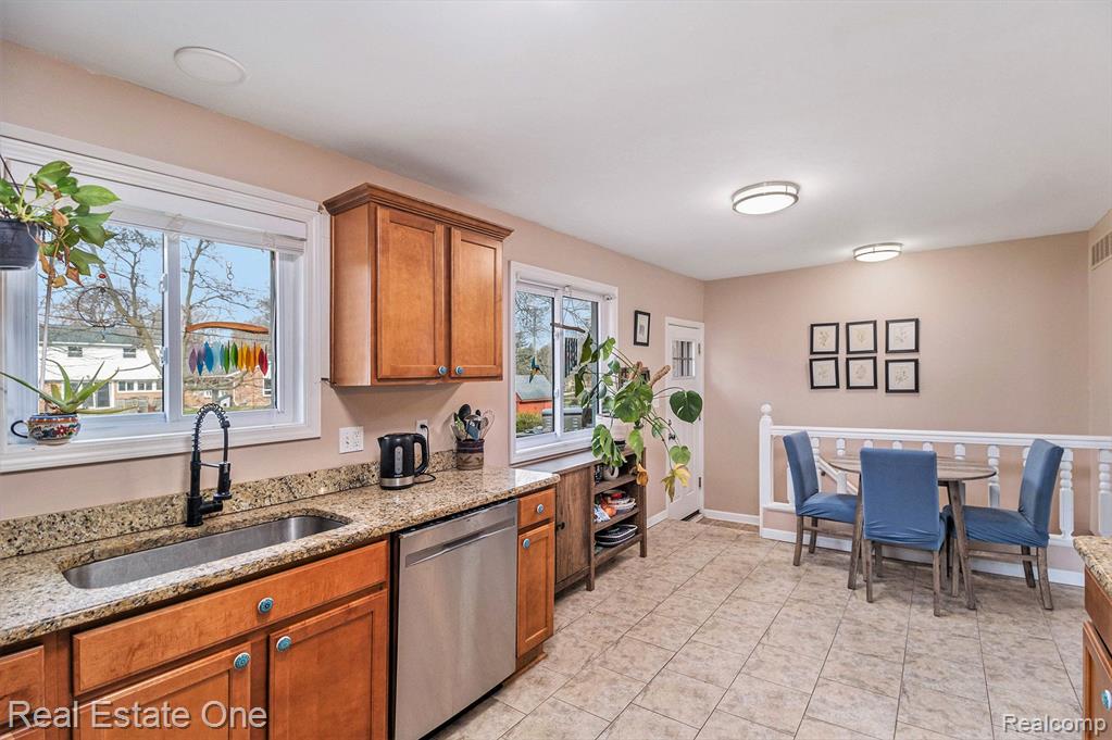 1167 Brewster Road Rochester Hills, MI 48306 - Photo 7 of 17