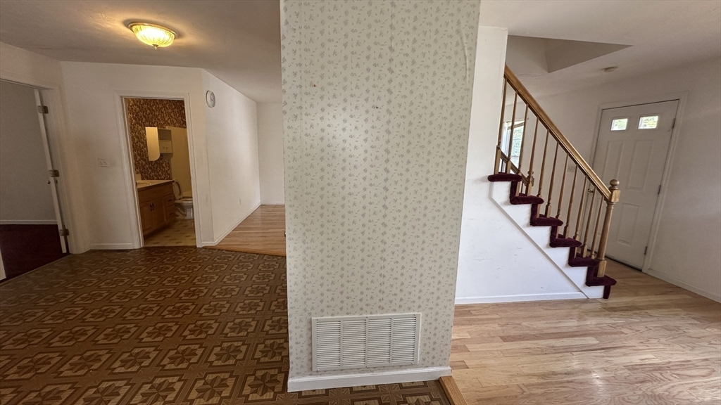 7 Tanners Path Marlborough, MA 01752 - Photo 9 of 34