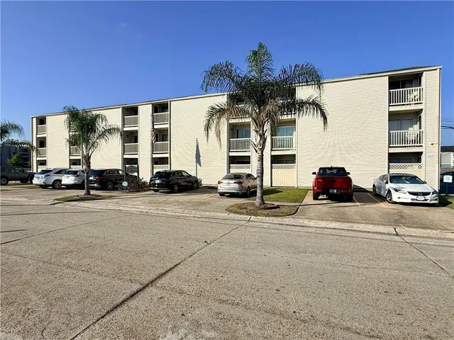$1,375 | 2330 Edenborn Avenue, Unit 327, Metairie, LA 70001