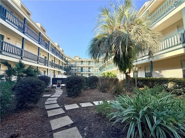 $1,375 | 2330 Edenborn Avenue, Unit 327, Metairie, LA 70001