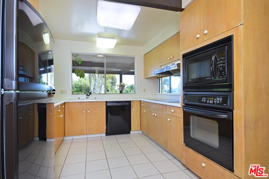 18706 Edleen Drive Tarzana, CA 91356 - Photo 38 of 54