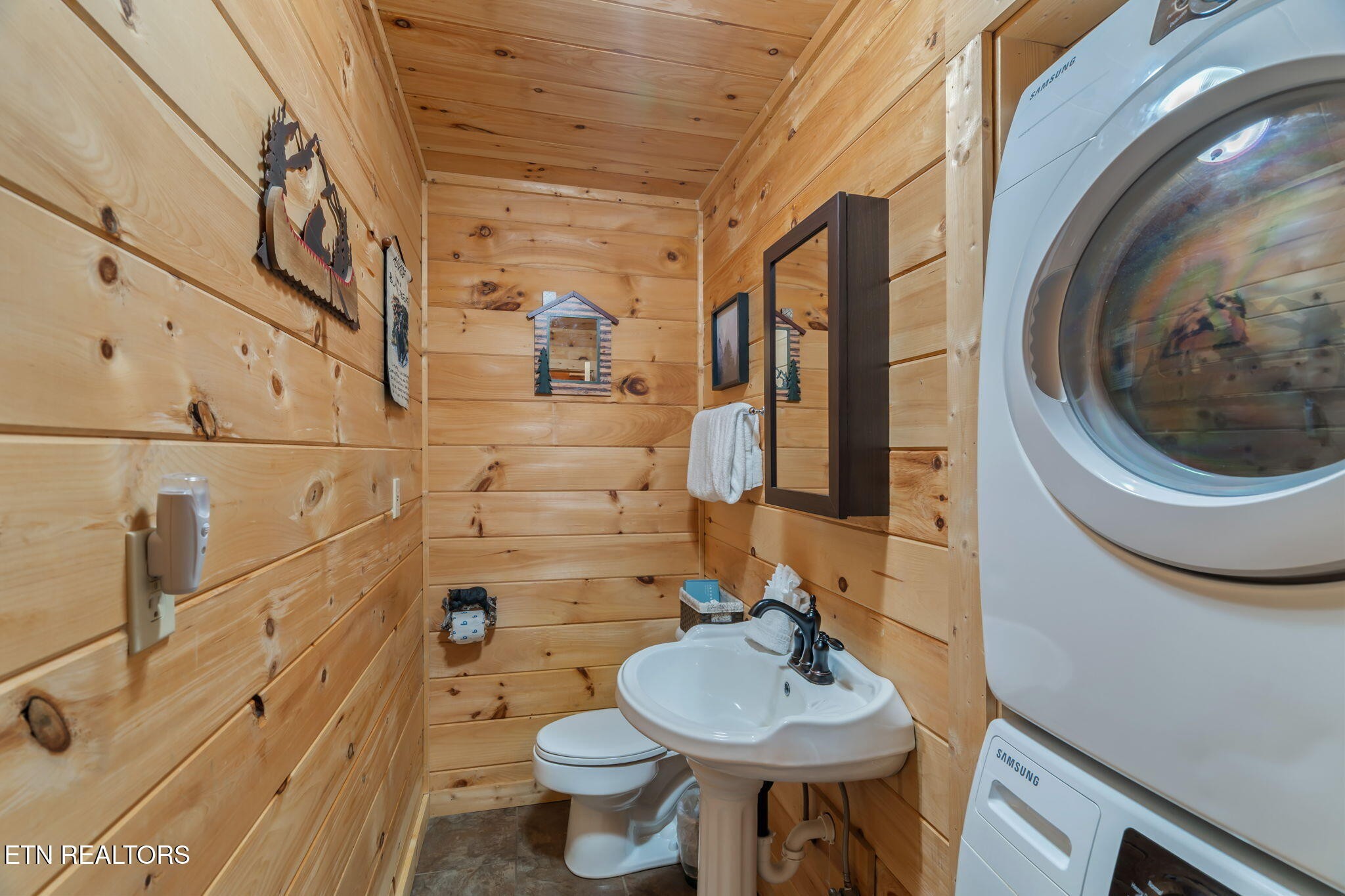 1723 Springer Road Sevierville, TN 37862 - Photo 25 of 43 a bathroom with a sink and a mirror