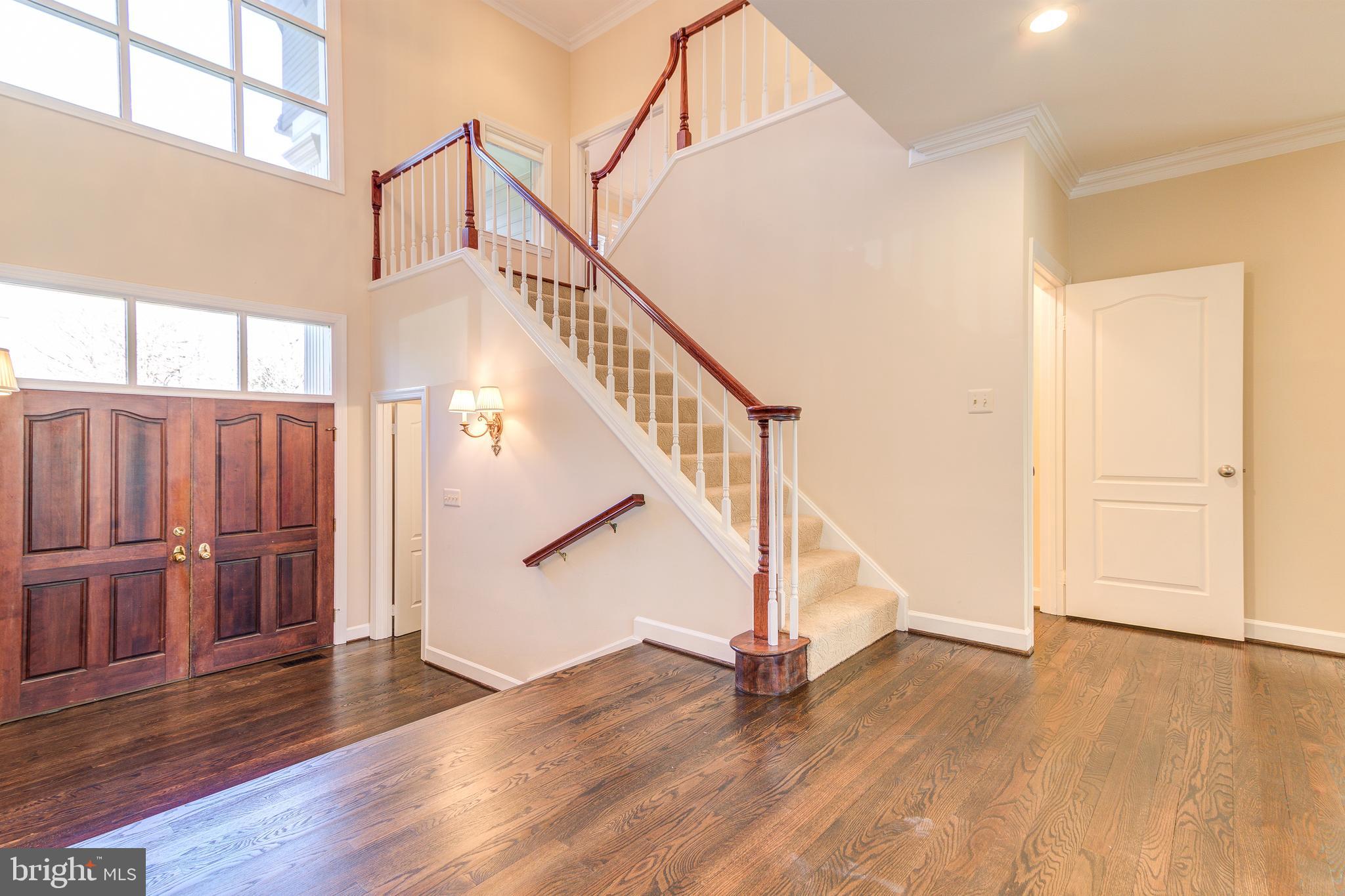 1305 Stamford Way Reston, VA 20194 - Photo 3 of 47 Expansive entrance Foyer
