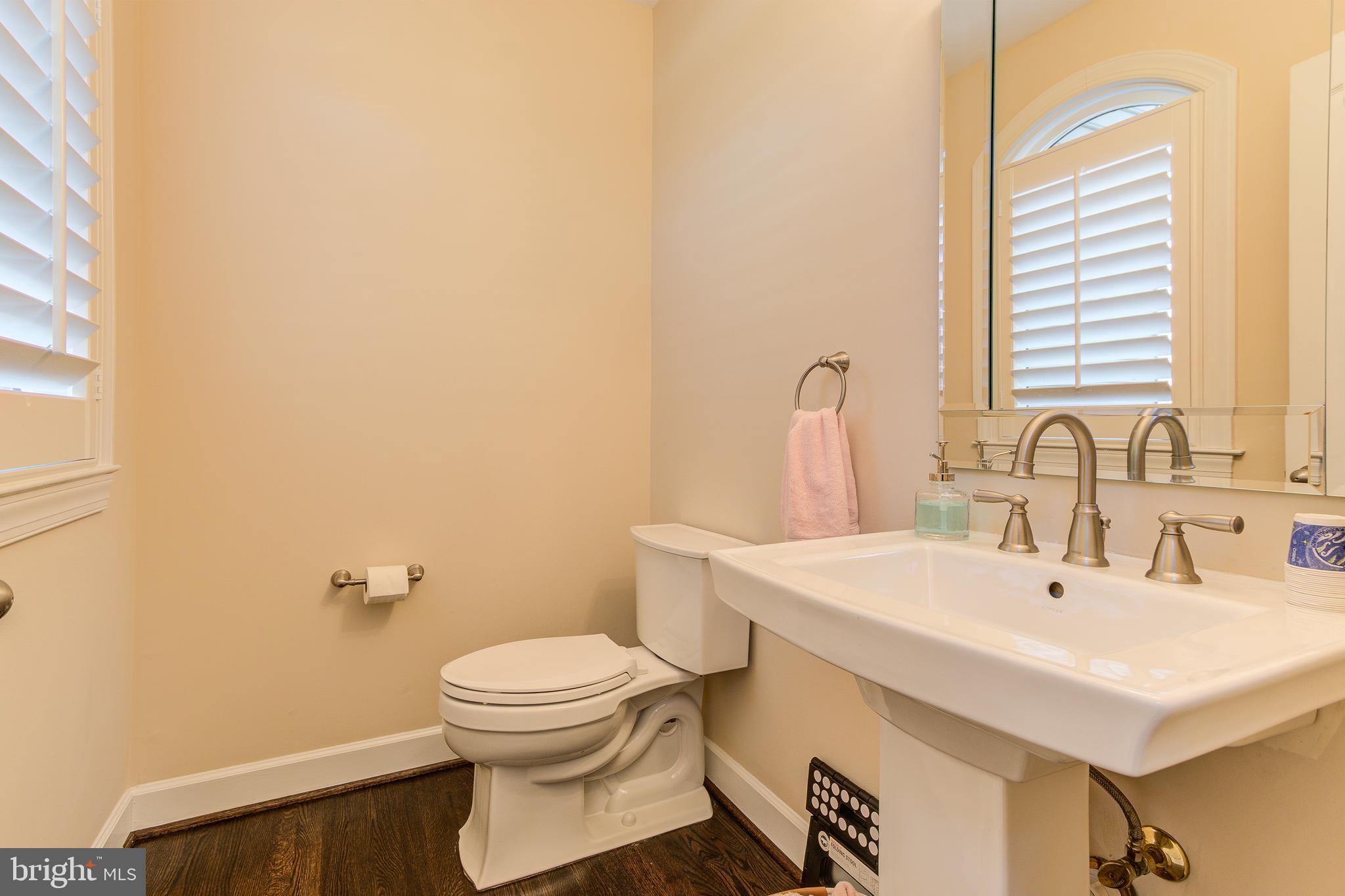 1305 Stamford Way Reston, VA 20194 - Photo 22 of 47 Powder Room off the Foyer