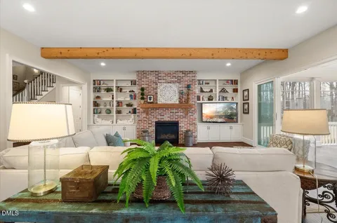 a large kitchen with kitchen island a large island in it