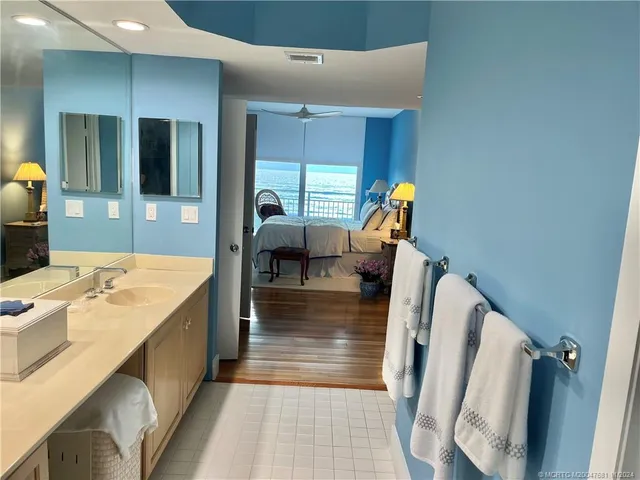 a en suite bathroom with a double vanity sink and a mirror
