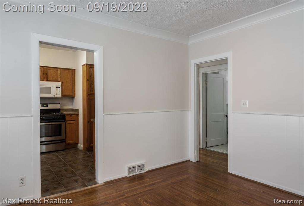 25 Wellesley Drive Pleasant Ridge, MI 48069 - Photo 9 of 42 Gallery Image 9