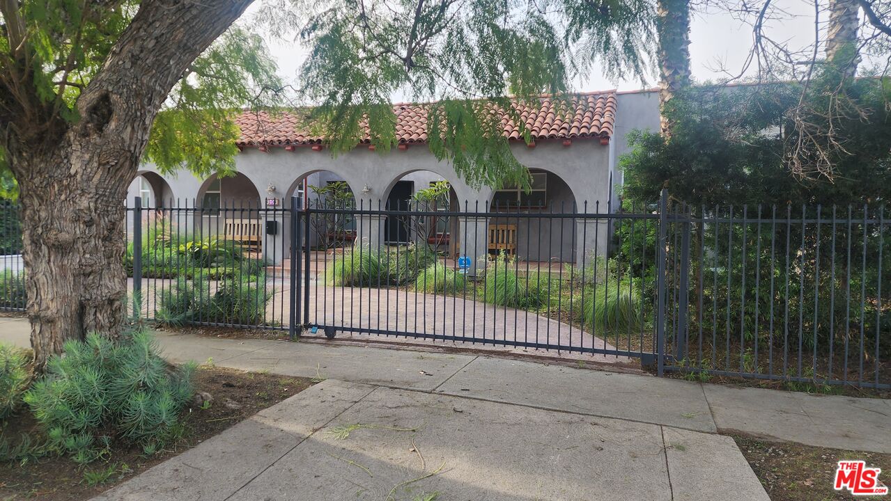 3003 Vineyard Avenue Los Angeles, CA 90016 - Photo 5 of 6 a view of a fence in front of the house