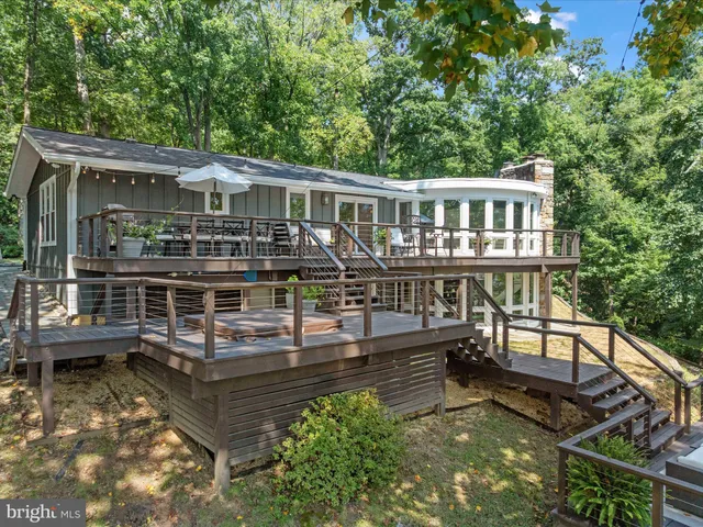 a picture of a bench in a picture