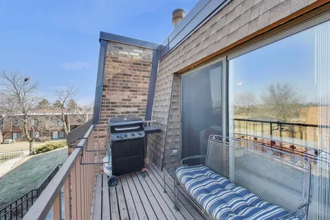 $207,500 | 717 Killarney Court, Unit 2D, Schaumburg, IL 60193