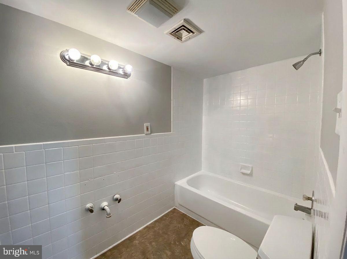 713 Walnut Street, Unit 3F Philadelphia, PA 19106 - Photo 4 of 12 a bathroom with a toilet sink and shower