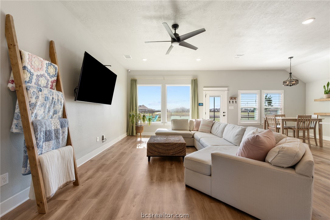 244 Brazos Bend Snook, TX 77879 - Photo 5 of 33
